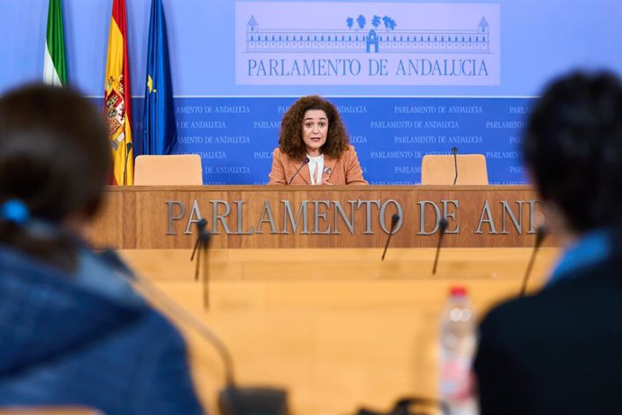 La portavoz del Grupo Por Andalucía, Inmaculada Nieto, durante la ronda de ruedas de prensa de portavoces de los grupos parlamentarios en el Parlamento de Andalucía, a 31 de enero de 2024 en Sevilla (Andalucía, España).