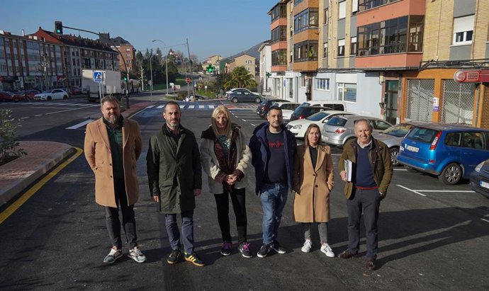Visita al fin de las obras de mejora en la avenida de Europa de Colloto, realizada por el alcalde de Siero, Ángel García y varios concejales.