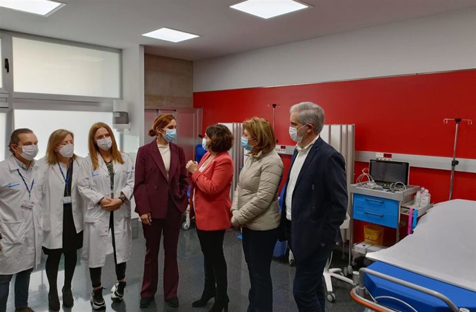 Visita de la ministra de Sanidad, Mónica García, al centro de salud del Llano, acompañada de diversas autoridades, entre ellas la  consejera de Salud del Principado de Asturias, Concepción Saavedra, y la delegada del Gobierno en Asturias, Delia Losa.