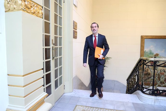 El presidente del Parlament, Gabriel Le Senne, de camino a la Junta de Portavoces tras la celebración de la Mesa.