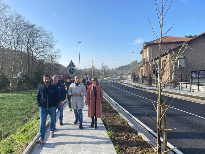 La delegada del Gobierno, Eugenia Gómez de Diego, visita las obras de humanización de la travesía de la N-634 en Pámanes