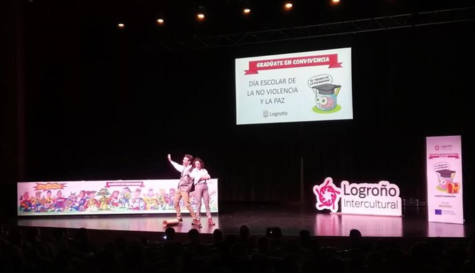Unos 700 escolares de 9 colegios de Logroño celebran el Día de la No Violencia y la Paz con la 'Banda de Supercuidados'