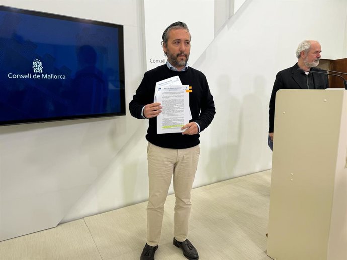 El conseller insular de Territorio, Movilidad e Infraestructuras, Fernando Rubio, sostiene la resolución de la DGT en el BOE sobre el carril Bus-VAO.