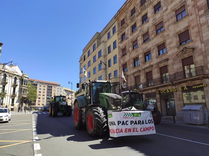 Archivo - Tractores en una manifestación en la Gran Vía de Salamanca.