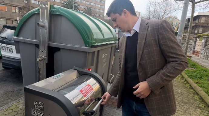 El portavoz del PSOE de Santander, Daniel Fernández, junto a contenedores soterrados.