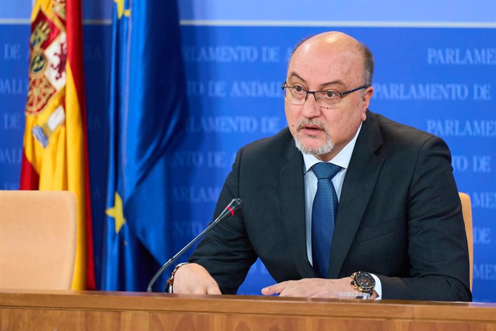 El portavoz adjunto del Grupo Parlamentario Vox, Ricardo López, durante la ronda de ruedas de prensa de portavoces de los grupos parlamentarios en el Parlamento de Andalucía, a 31 de enero de 2024 en Sevilla (Andalucía, España). 