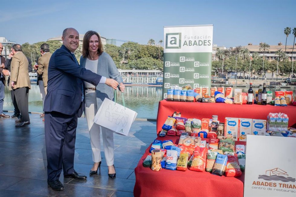 La Olla de San Antón de Abades Triana dona más de un millar de kilos de alimentos a Cáritas.