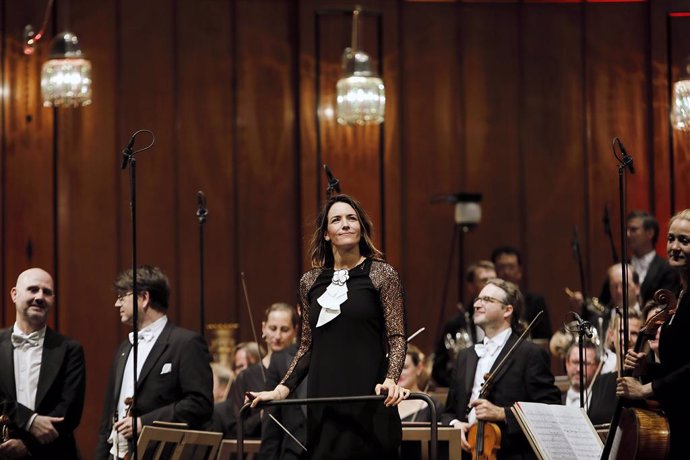 Archivo - La directora de orquesta Alondra de la Parra durante un concierto.