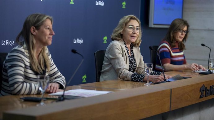 La consejera de Salud y Servicios Sociales, María Martín, (en el centro) junto a las directoras de Dependencia, Discapacidad y Mayores, Ana Zuazo, y de Servicios Sociales e Instituto de la Igualdad, Marta Gómez.