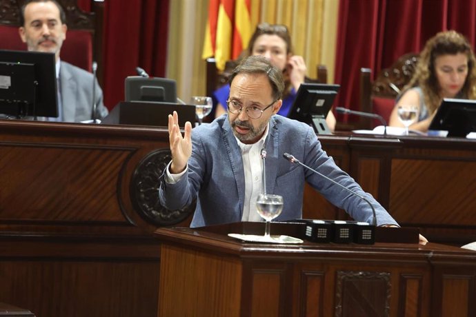 Archivo - El diputado de Més per Menorca, Josep Castells, en una intervención en el Parlament.