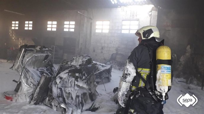 Los bomberos sofocan un incendio declarado en el interior de un taller mecánico ubicado en la localidad de Vegalencia, en Ribera de Arriba