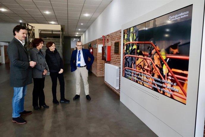 La alcaldesa de Gijón, Carmen Moriyón (Foro), visita el Centro de Seguridad Marítima Jovellanos, acompañada de la concejala de Seguridad Ciudadana, Nuria Bravo.