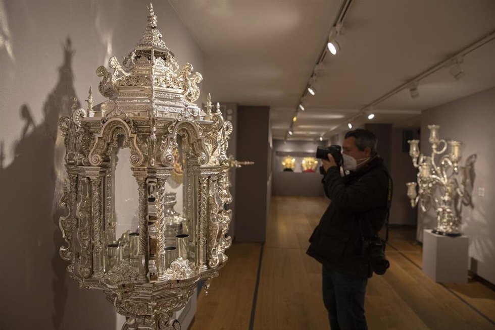 Archivo - Un visitante de la exposición cofrade 'In Nomine Dei', en la sede de la Fundación Cajasol, en una foto de archivo.
