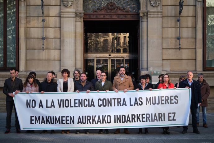 Concentración del Parlamento de Navarra tras la confirmación un asesinato machista cometido en agosto en Málaga