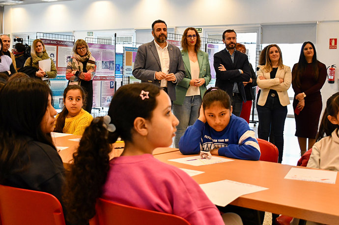 Inauguración de la exposición 'Mujeres científicas' en la localidad de Azuqueca de Henares (Guadalajara).