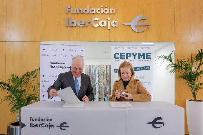 El director general de la Fundación Ibercaja, José Luis Rodrigo, y la presidneta de Cepyme Aragón, María Jesús Lorente, en la firma del acuerdo de colaboración para renovar la plataforma 'Ibercaja Orienta'.