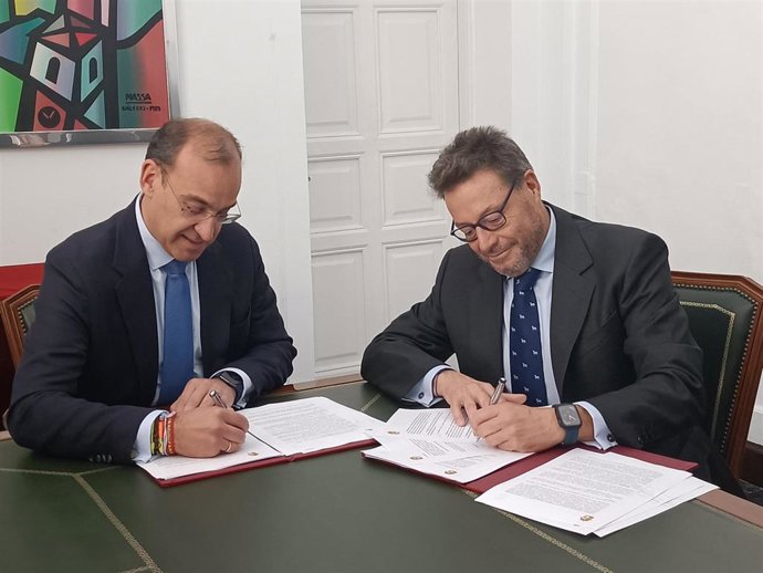 El alcalde de Cáceres, Rafael Mateos, y el director de Servicios Urbanos de Valoriza, Antonio Gutiérrez, firman el nuevo contrato de limpieza viaria y recogida de residuos de la ciudad