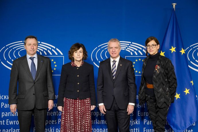 El Lehendakari, Iñigo Urkullu, junto al resto de la delegación del Gobierno Vasco en Bruselas