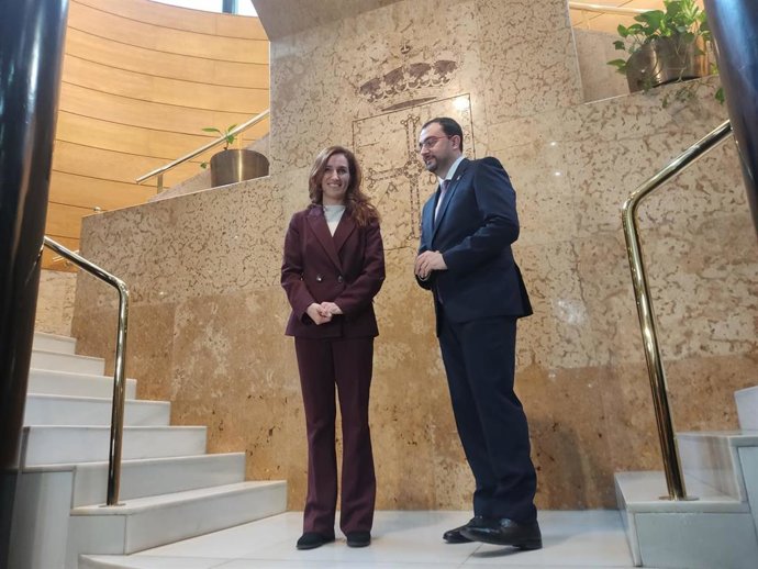 La Ministra de Sanidad, Mónica García, se reúne con el presidente del Principado, Adrián Barbón.