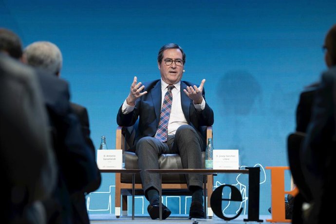 El presidente de CEOE, Antonio Garamendi, interviene durante un coloquio en CaixaForum, a 31 de enero de 2024, en Barcelona, Catalunya (España). Durante el encuentro han tratado los retos a los que se enfrenta el sector laboral.