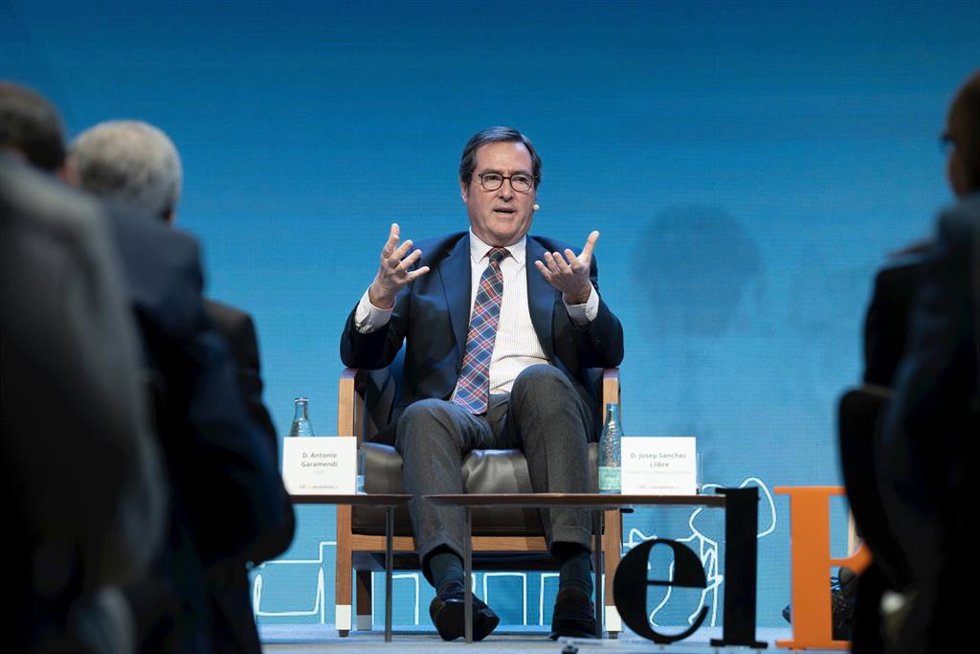 El presidente de CEOE, Antonio Garamendi, interviene durante un coloquio en CaixaForum, a 31 de enero de 2024, en Barcelona, Catalunya (España). Durante el encuentro han tratado los retos a los que se enfrenta el sector laboral.