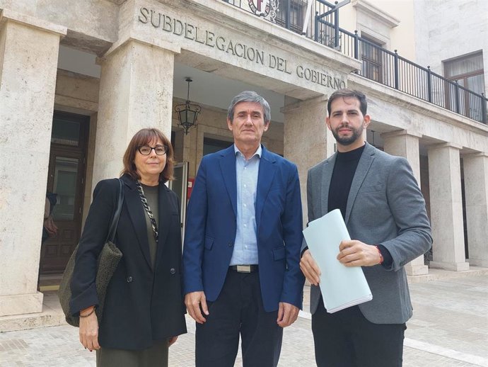 El alcalde de Adra (Almería), Manuel Cortés (c), pide refuerzos al subdelegado del Gobierno.