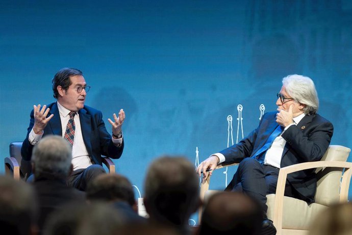 El presidente de CEOE, Antonio Garamendi (i), junto al presidente de Foment del Treball Nacional, Josep Sánchez Llibre (d), durante un coloquio en CaixaForum, a 31 de enero de 2024, en Barcelona, Catalunya (España). Durante el encuentro han tratado los re