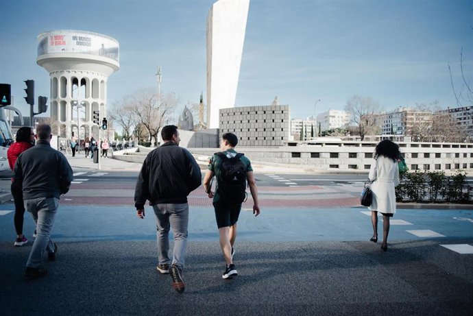 Un hombre con manga corta pasea por una calle de Madrid, a 26 de enero de 2024, en Madrid (España).