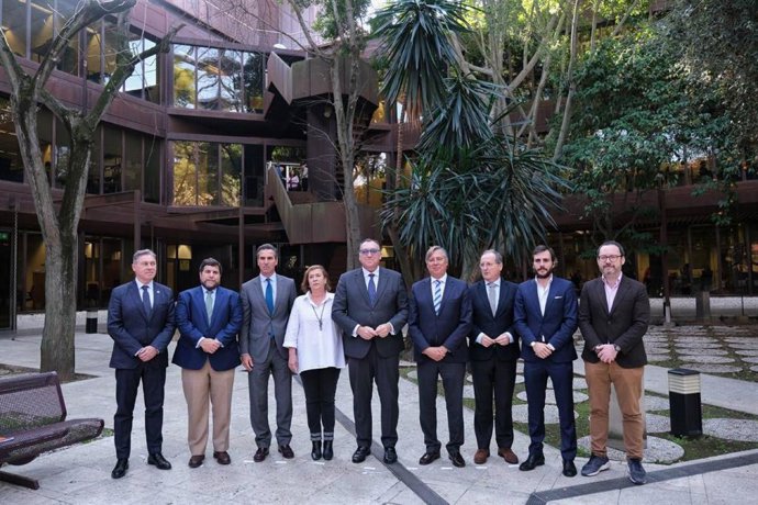 Reunión del consejero de Turismo, Arturo Bernal, con representantes de la industria turística.