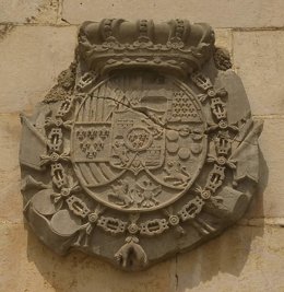 Calvo (VOX) le recuerda a Serrano su compromiso de recuperar el escudo del antiguo Cuartel de Caballería