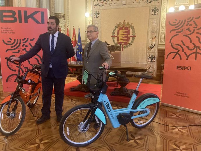 Alberto Gutiérrez (i) y Eduardo Cabanillas presentan los datos del servicio BIKI en su primer año de funcionamiento.