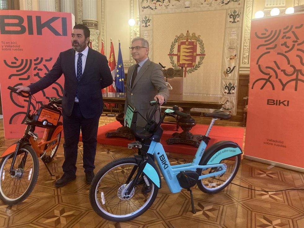 Alberto Gutiérrez (i) y Eduardo Cabanillas presentan los datos del servicio BIKI en su primer año de funcionamiento.