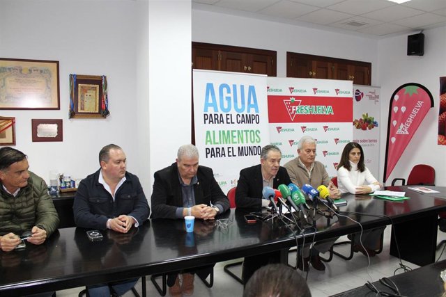 Agricultores de Huelva se manifiestan en Sevilla este jueves para reivindicar las infraestructuras hidráulicas pendientes en la provincia.