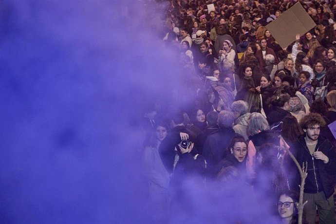 Imagen de archivo - Miles de personas protestan con carteles durante la manifestación que abandera la Assemblea 8M por el 8M, Día Internacional de la Mujer, a 8 de marzo de marzo de 2023, en Barcelona, Catalunya (España)