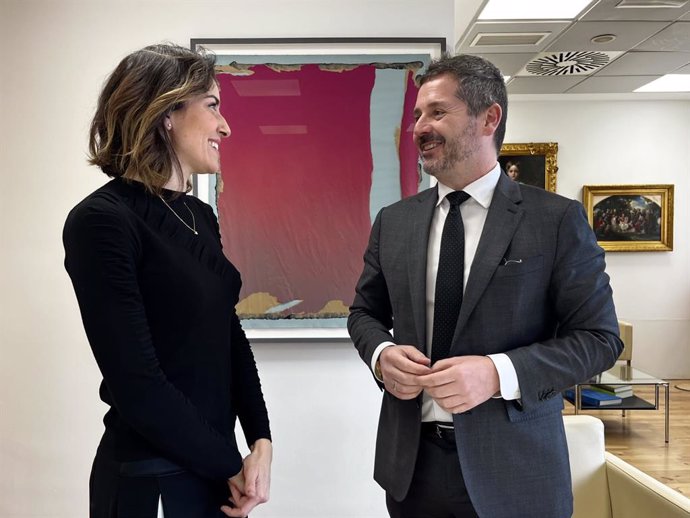 La directora Alondra de la Parra conversa con el consejero de Cultura, Turismo y Deporte de la Comunidad de Madrid, Mariano de Paco.