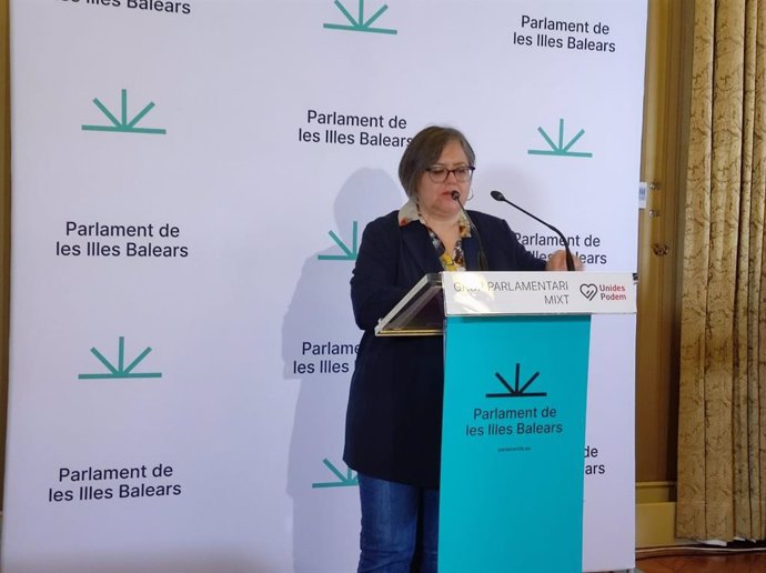 La diputada de Unidas Podemos, Cristina Gómez, en declaraciones en el Parlament balear.