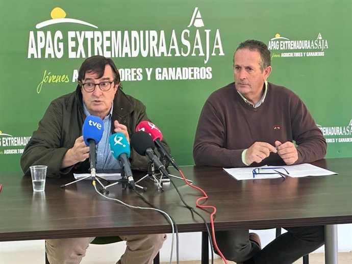 El presidente de APAG Asaja Cáceres, Ángel García Blanco, y el presidente de APAG Extremadura Asaja, Juan Metidieri, en rueda de prensa