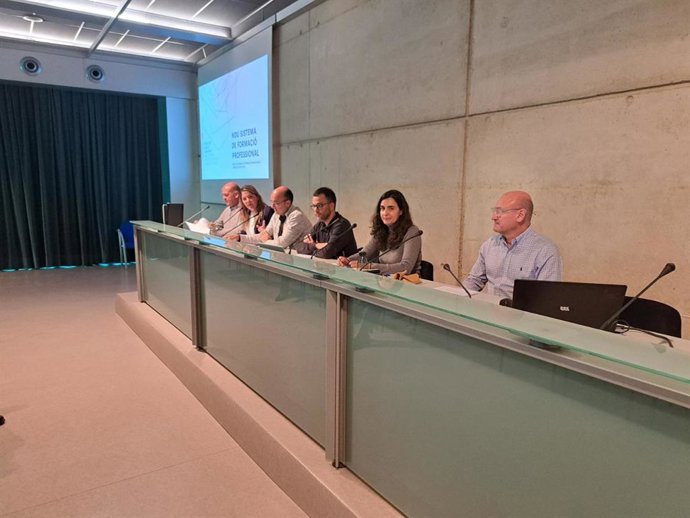 La directora general de Formación Profesional y Ordenación Educativa, Maria Isabel Salas, encabeza una de las reuniones con centros de FP.