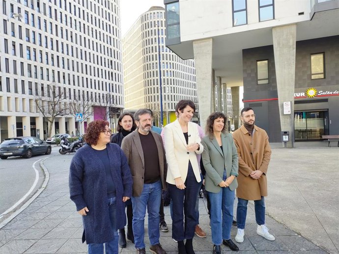 La candidata del BNG a la presidencia de la Xunta, Ana Pontón, junto a otros candidatos por la provincia de Pontevedra, en el barrio vigués de Navia, a 31 de enero de 2024.