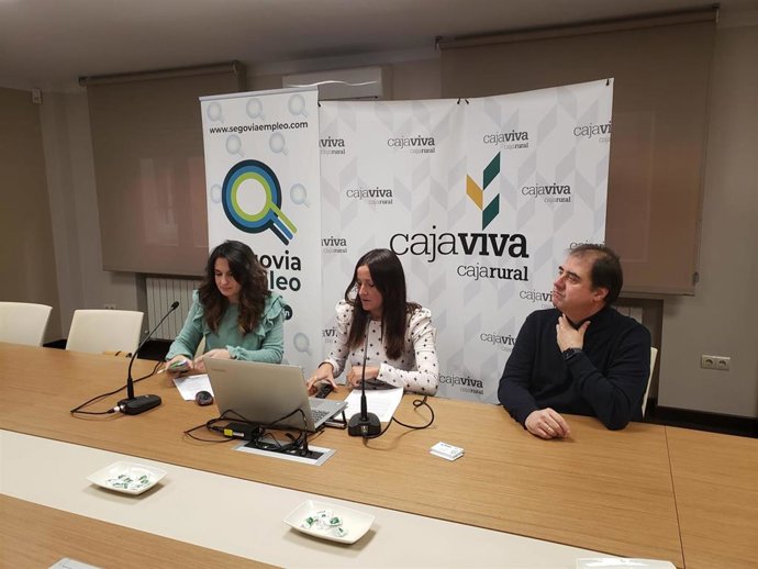 La coordinadora de SegoviaEmpleo, Ana Martín, la gerente de Fundación Caja Rural, Beatriz Serrano y el representante de Globales Informática, Alfonso Rincón