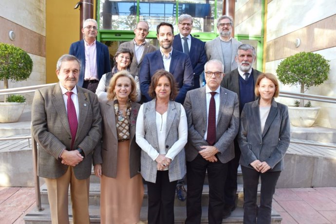Foto de familia con miembros de la Consejería de Salud y Consumo, con la consejera Catalina García a la cabeza, y del Consejo Andaluz de Colegios Oficiales de Veterinarios, tras su reunión en Sevilla.
