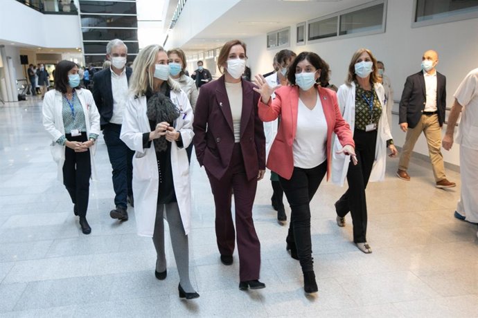 La ministra de Sanidad, Mónica Gracía, junto a la consejera de Salud Concepción Saavedra en su visita al HUCA.