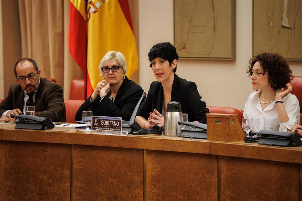 La ministra de Inclusión, Seguridad Social y Migraciones, Elma Saiz en el Congreso.