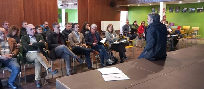 El consejero de Fomento, Cooperación Local y Prevención de Incendios, Alejandro Calvo, se dirige a los miembros de la comisión rectora del Parque Natural de Redes celebrada hoy en el Centro Cultural Vicente Álvarez de Rusecu/Rioseco.
