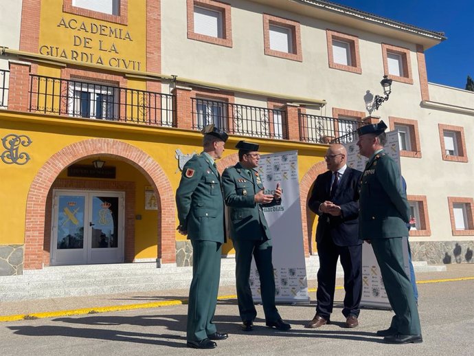 Visita de Manuel Fernández a la Academia de la Guardia Civil