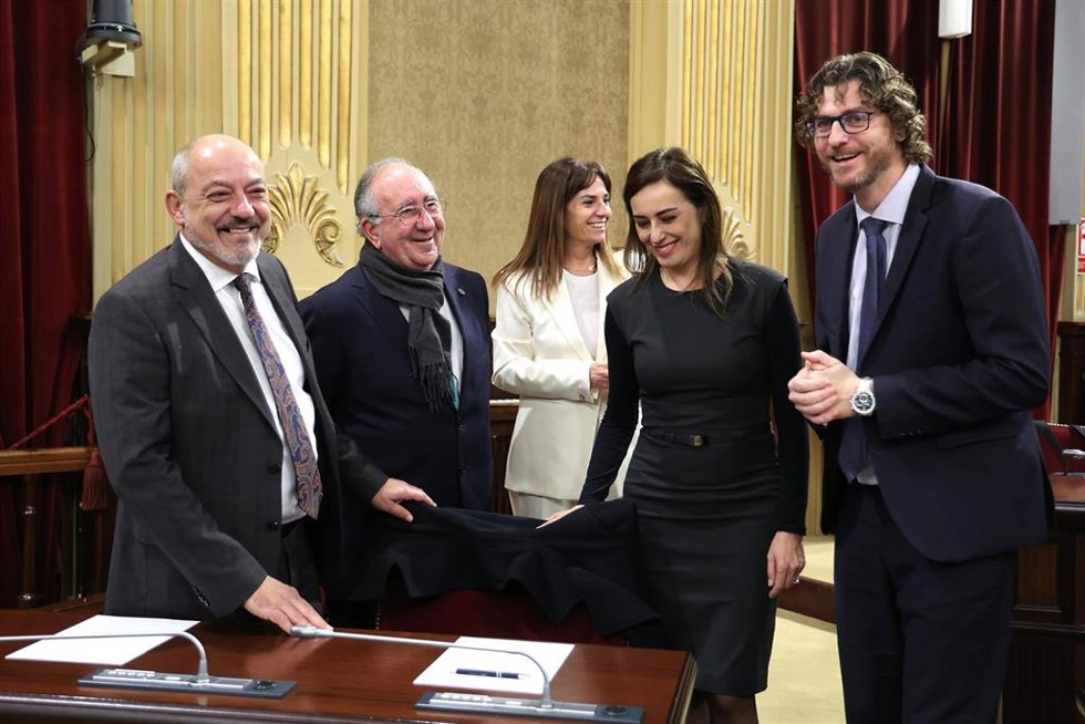 Archivo - El diputado de VOX Sergio Rodríguez (1i); la diputada de VOX Idoia Ribas (2d) y el portavoz del PP en Baleares, Sebasti Sagreras (1d), conversan durante la tramitación de los presupuestos de 2024 en el Parlament balear.