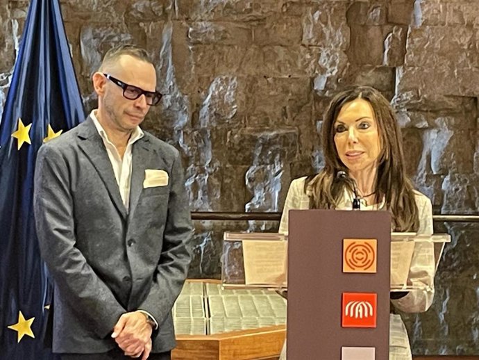 La presidenta de las Cortes de Aragón, Marta Fernández, y el director general de Cultura del Gobierno de Aragón, Pedro Olloqui.