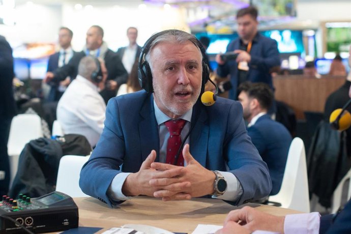El ministro de Política Territorial y Memoria Democrática, Ángel Victor Torres, atiende a los medios de comunicación en el estand de Canarias