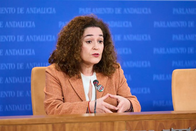 La portavoz del Grupo Por Andalucía, Inmaculada Nieto, durante la ronda de ruedas de prensa de portavoces de los grupos parlamentarios en el Parlamento de Andalucía, a 31 de enero de 2024 en Sevilla (Andalucía, España). Los portavoces de los grupos parl