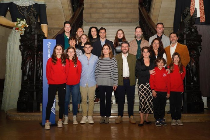 El regidor de Deportes, Javier Bonet, durante la presentación del Trofeu Open de Natació Ciutat de Palma con nadadores profesionales.